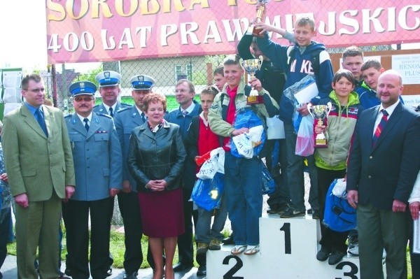 Pamiątkowe zdjęcie zwycięzców, uczestników oraz organizatorów Konkursu Bezpieczeństwa w Ruchu Drogowym