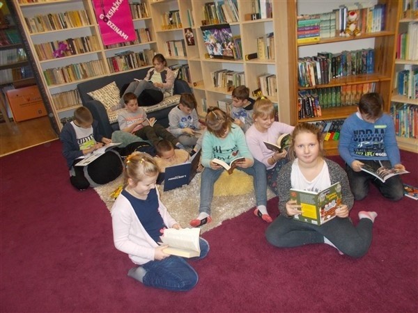 Mikołajowa akcja "Podaruj naszej bibliotece książkę  pod choinkę"