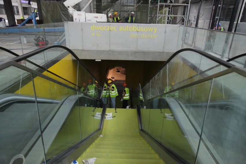 Budowa dworca, schody ruchome już zamontowane. Zejście po...