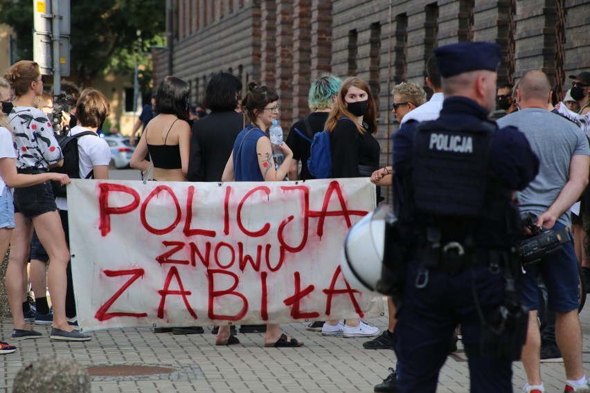 Protestujący stanęli 9 sierpnia z transparentami na pl....