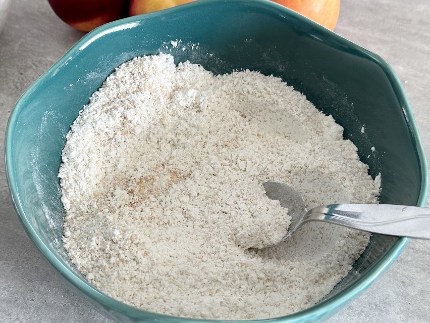 W misce wymieszaj mąkę z wiórkami kokosowymi, szczyptą soli...