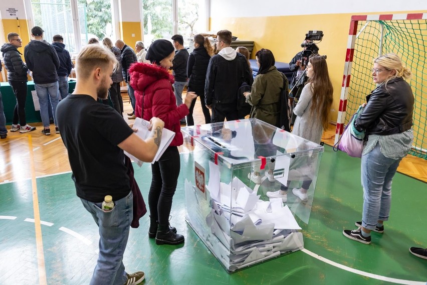 Wielkie kolejki do lokali wyborczych w Krakowie. Wybory 2023 będą mieć rekordową frekwencję?