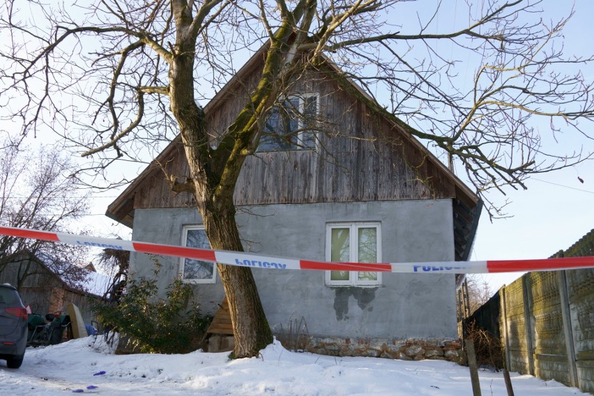 Tragedia w Zdziechowicach. Na posesji znaleziono fragmenty zwłok. Reszta ciała została spalona! (ZDJĘCIA)