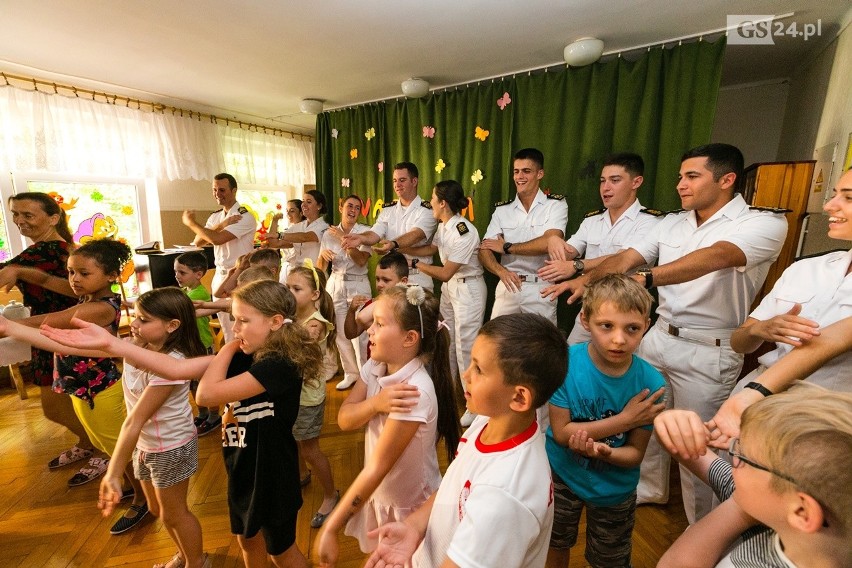 Marynarze z Juan Sebastian de Elcano zatańczyli "Makarenę" w szczecińskim przedszkolu [ZDJĘCIA, WIDEO]