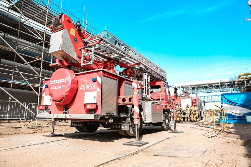 Efektowne ćwiczenia strażaków na budowie elektrowni gazowej w Nowym Czarnowie [ZDJĘCIA]