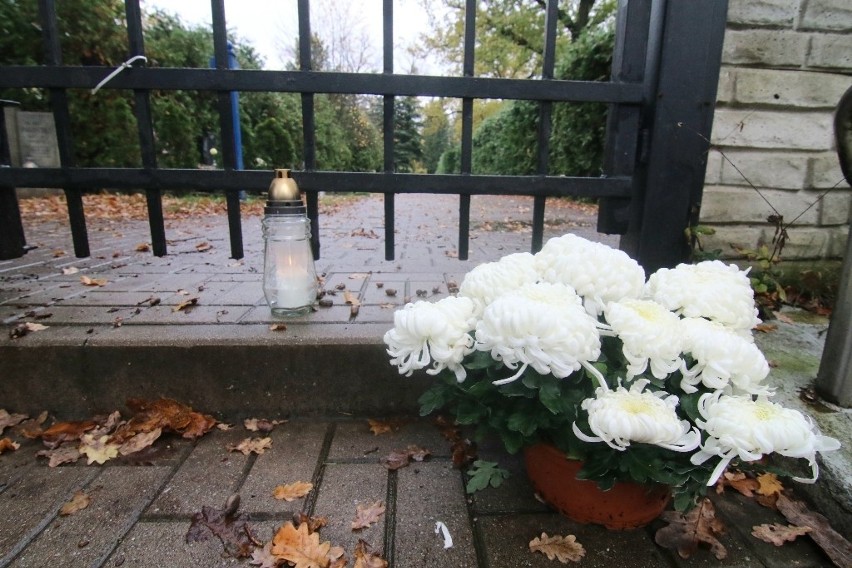 Co się dzieje na wrocławskich cmentarzach? Stoiska otwarte, ludzie układają kwiaty i znicze pod bramami [ZDJĘCIA]