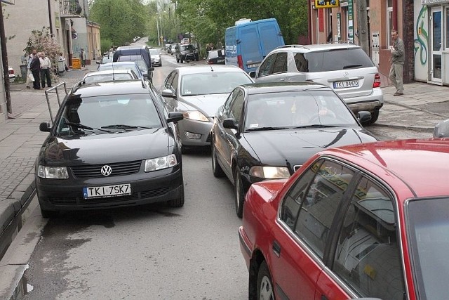 Wprowadzenie ruchu jednokierunkowego na fragmencie ulicy Nowy Świat w Kielcach ma usprawnić przejazd przez nią przy zachowaniu miejsc parkingowych. Teraz zaparkowane pojazdy ruch skutecznie blokują.