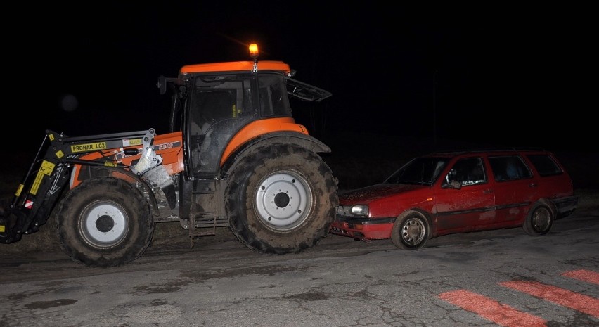 Ukradł golfa i dwa ciągniki. Wszystkimi zagrzebał się w błocie