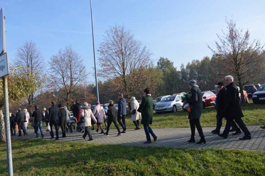 Skawina. Przy cmentarzach policjanci i strażnicy pilnowali bezpieczeństwa. Robili wszystko, by kierowcy nie blokowali przejazdu. 