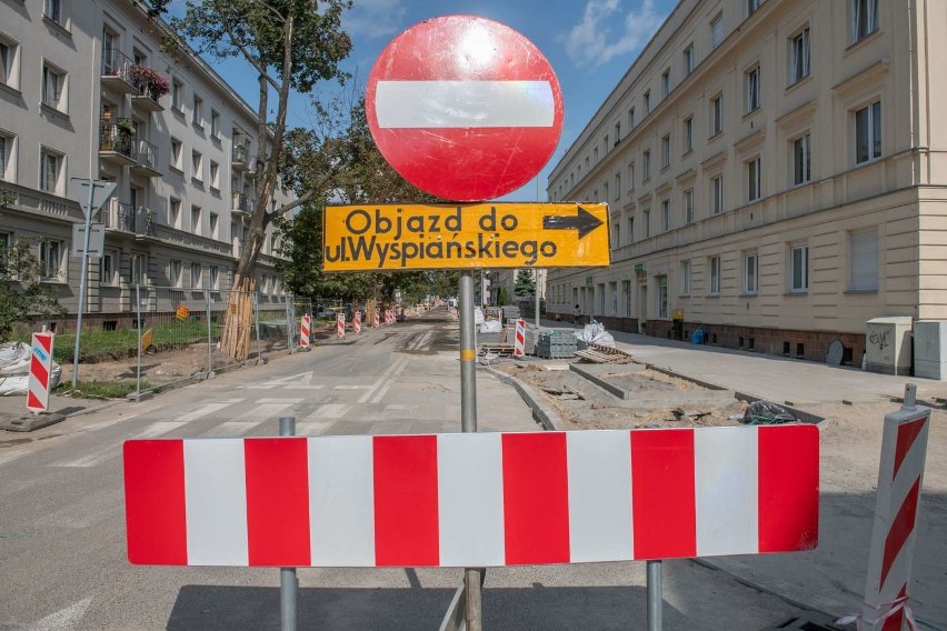 Na Jarochowskiego trwa układanie nawierzchni chodników i...