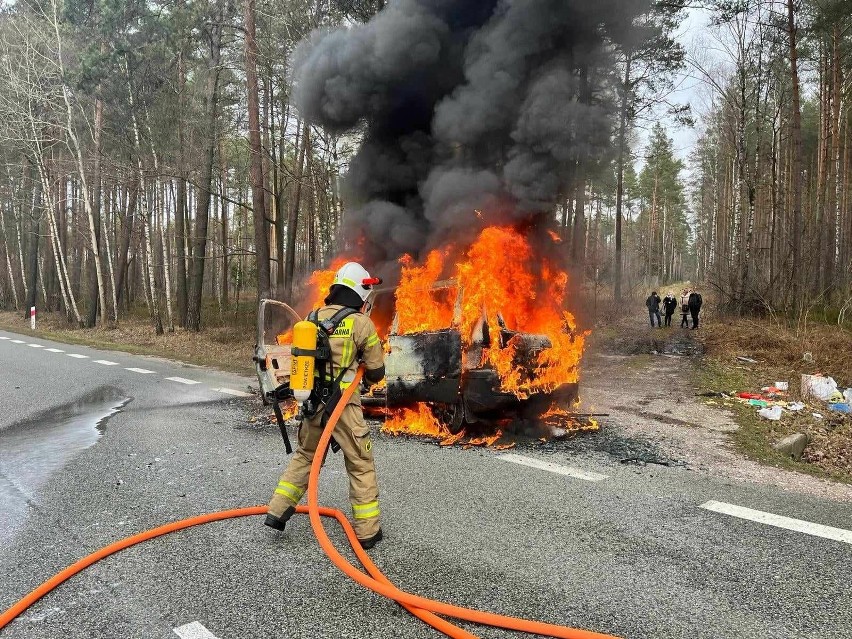Strażacy gaszą płonące auto