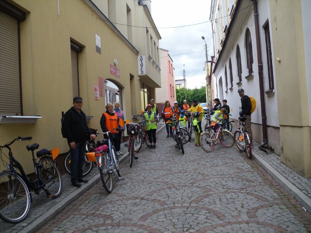 W niedzielnym rajdzie rowerowym o ziemi iłżeckiej „Odjazdowy bibliotekarz” wzięło udział 21 osób, a trasa liczyła 25 kilometrów.