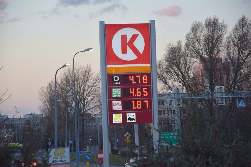 Zobacz też: Ceny ropy mocno w dół, co z cenami paliw na...