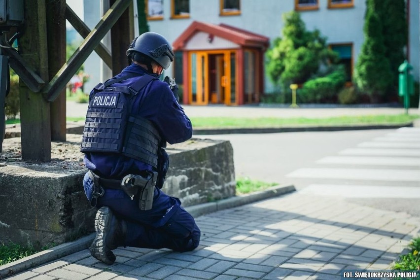 Atak terrorystów, w akcji policyjny śmigłowiec, pożar i wyciek chemiczny - powiatowe ćwiczenia służb w Sandomierzu z wielkim rozmachem