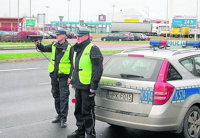 Patrol "drogówki" na ulicy Komisji Edukacji Narodowej w Stalowej Woli, z "suszarką" namierzającą piratów drogowych.