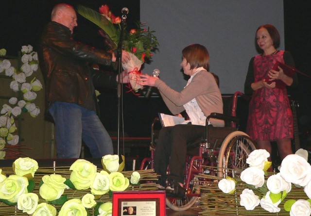 Jacek Cygan otrzymał od uczniów buskiego ośrodka na Górce grawerton i piękne kwiaty.