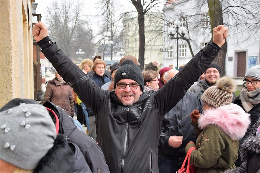 Ludzie ustawiali się w niej już przed godz. 7.00 rano....