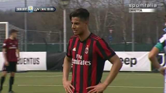 Hachim Mastour jako nastolatek w Milanie uchodził za wielki talent i piłkarza, któremu nie można odebrać piłki...