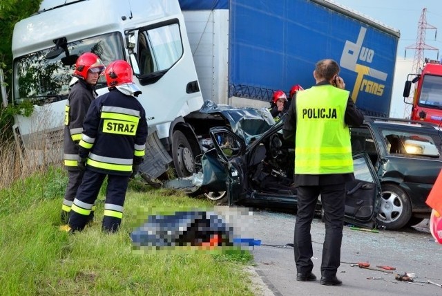 Opel został mocno zniszczony, a kierujący nim mężczyzna zginął w wyniku doznanych obrażeń. By wydobyć ciało z wnętrza pojazdu strażacy musieli wycinać zakleszczone drzwi.