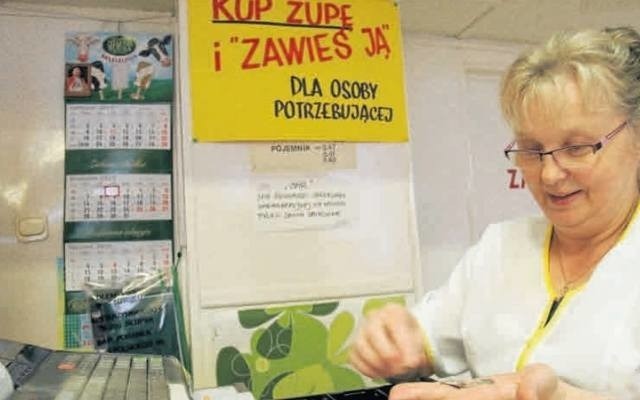 Wanda Modrzyk pracująca w słupskim “Poranku” zachęcaklientów do uczestnictwa w szlachetnej akcji