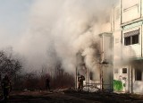 Pożar na Gądowie Małym. Płoną baraki, kilka zastępów strażaków w akcji [ZDJĘCIA]