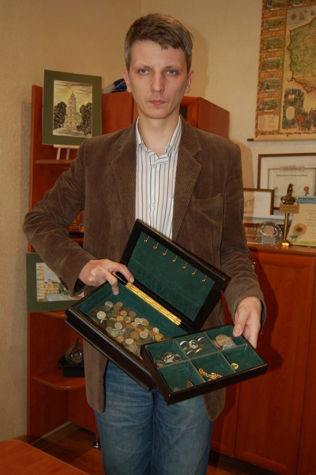 - Jeden z mieszkańców znalazł te monety, spinki do mankietów i sygnety w wołczyńskich lasach - pokazuje Rafał Neugebauer.