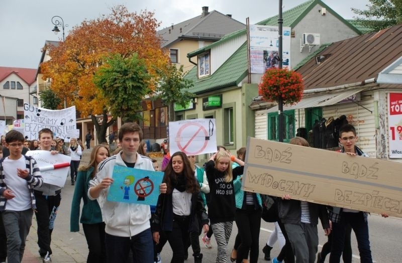 Marsz Zebry. Setki uczniów wyszły na ulice miasta. Wypuścili 70 gołębi (zdjęcia)