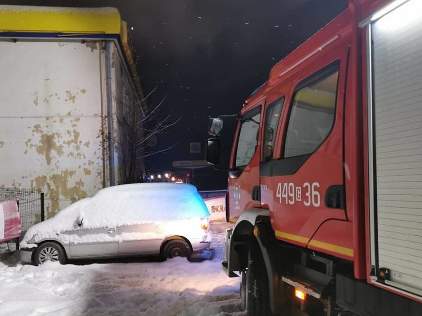 Pożar warsztatu samochodowego w Żukowie 16.01.2021. Ogień gasiło 12 zastępów straży pożarnej. Zdjęcia