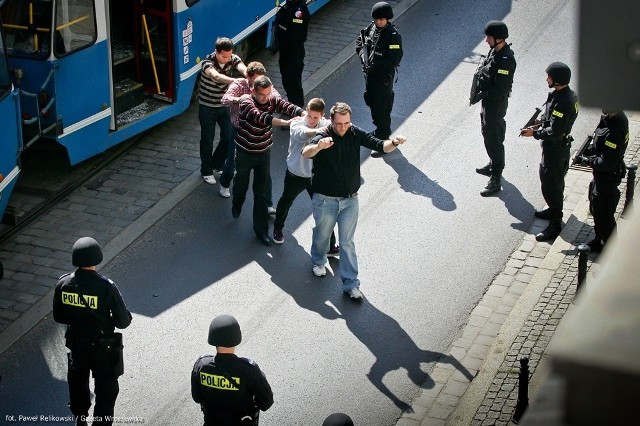 Wrocław, akcja "Tramwaj 2013" - służby specjalne odbijały tramwaj z rąk terrorystów