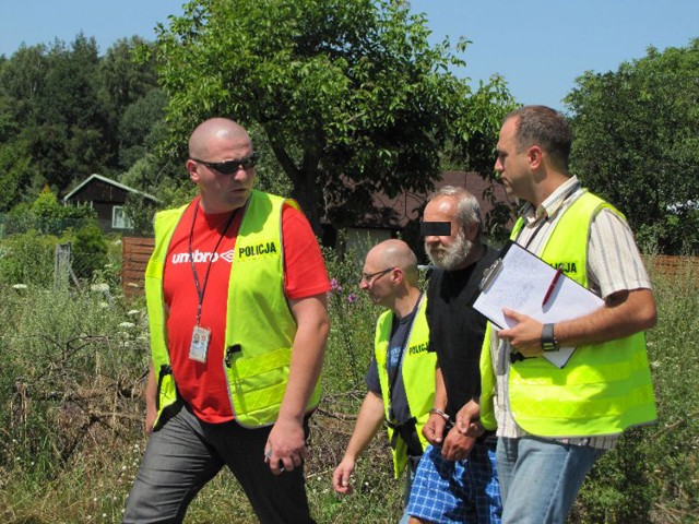 60-letni Grzegorz Ż. podczas wizji lokalnej.  Na przesłuchaniu przyznał się do zabójstwa. Ale twierdzi, że zrobił to w obronie własnej