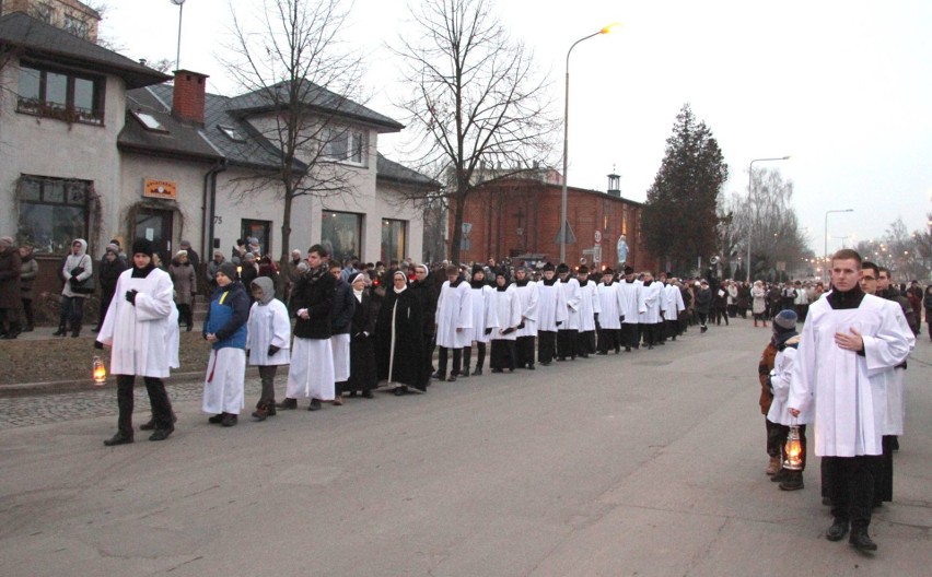 Kilkaset osób uczestniczyło w piątek w Drodze Krzyżowej na...