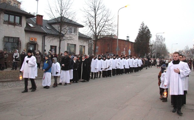 Kilkaset osób uczestniczyło w piątek w Drodze Krzyżowej na Karczówkę. Poprzedziła ją msza święta kościele parafialnym Niepokalanego Serca Najświętszej Marii Panny przy ulicy Urzędniczej, którą odprawił biskup ordynariusz diecezji kieleckiej Jan Piotrowski. Nabożeństwo zakończyło się w klasztorze Księży Pallotynów na Karczówce. Dodajmy, że jest to najstarsza w Kielcach Droga Krzyżowa ulicami miasta.