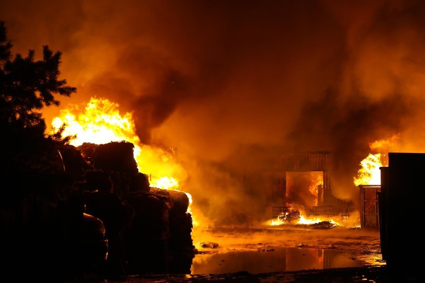 Pożar nielegalnego wysypiska śmieci we Wrocławiu