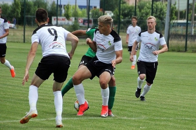 Dwaj piłkarze GKS Bełchatów - Konrad Matuszewski i Mateusz Stolarczyk - są sprawdzani w trzecioligowej Wiśle Sandomierz.