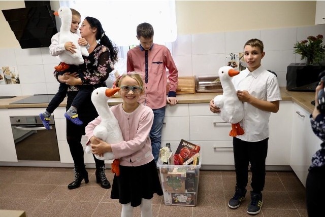 Podopieczni domu dziecka z uśmiechami na twarzy oswajają się z nowymi wnętrzami