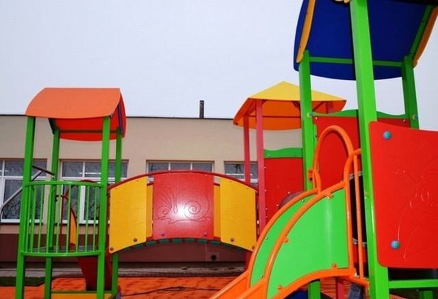Nowe place zabaw są kolorowe, wykonane z bezpiecznych materiałów i służą nie tylko uczniom.