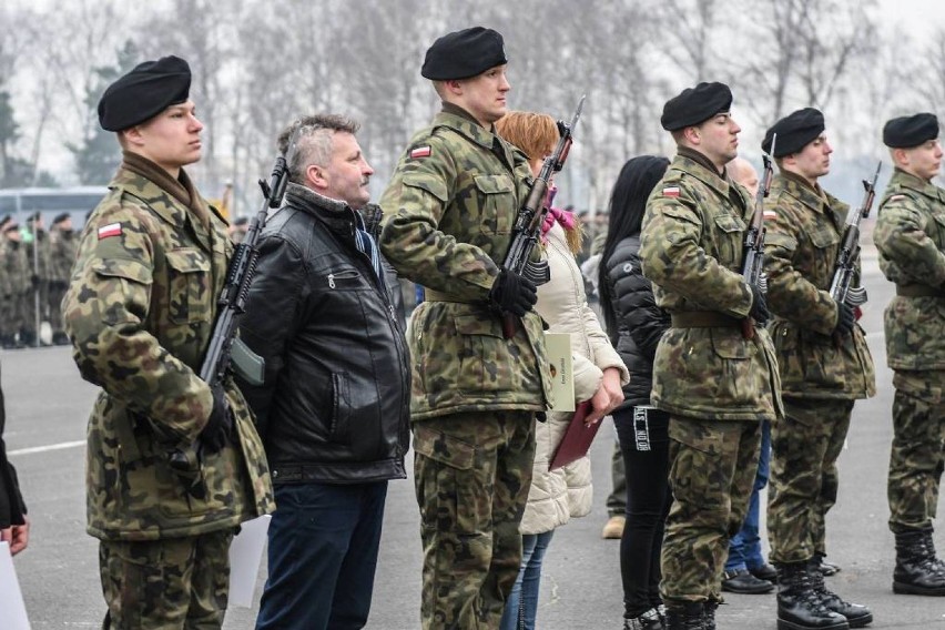 Przysięga wojskowa żołnierzy szkolenia podstawowego w Świętoszowie