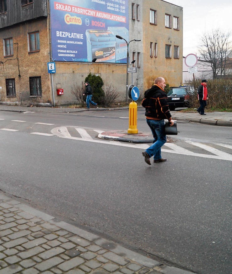 Ulica Kościuszki w Olkuszu. Mężczyzna rozgląda się i szybko...