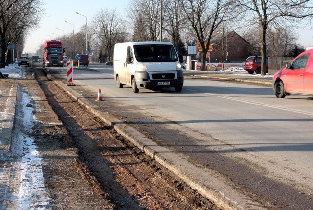 Podczas prac robotnicy zostawili głębokie uskoki w asfalcie uniemożliwiające dojazd do niektórych posesji.