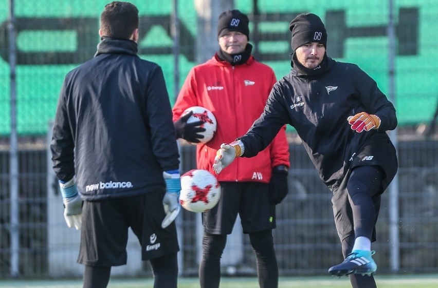 Lechia Gdańsk trenowała na boisku. Jest już Milos Krasić, coraz bliżej powrotu Przemysław Macierzyński [ZDJĘCIA]