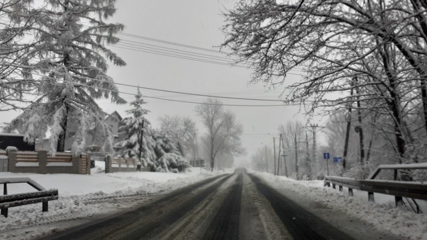 Z powodu opadów śniegu na beskidzkich drogach panują trudne...