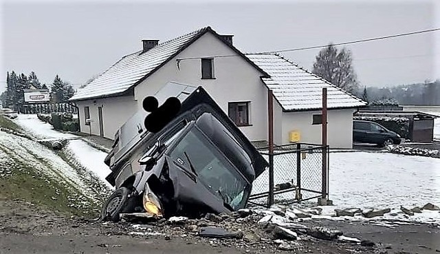 W Bulowicach, na ulicy Krakowskiej, samochód uderzył w betonowy mostek. Kierowca uszedł z życiem
