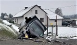 W Bulowicach, na ulicy Krakowskiej, samochód uderzył w betonowy mostek. Kierowca zasnął podczas jazdy.