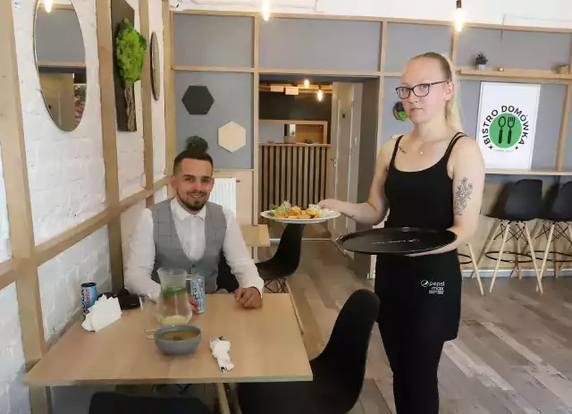 Oto Bistro Domówka w Radomiu. Tak wygląda nowy lokal gastronomiczny. Jego właścicielem jest Dominik Brewczyński (z lewej). Zobacz zdjęcia na kolejnych slajdach.