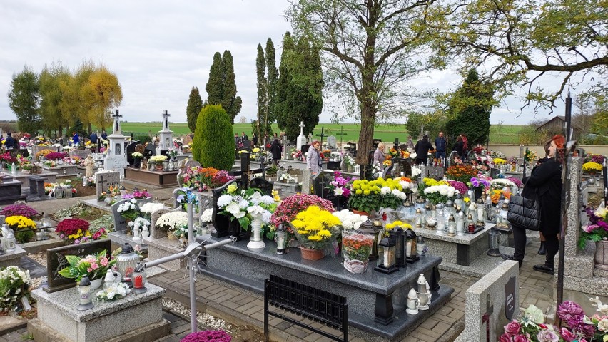 Dużo osób odwiedziło swoich bliskich zmarłych na cmentarzu w Gierczycach. Zobacz zdjęcia