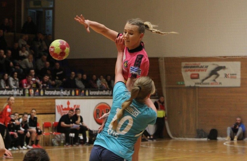 Wysoka wygrana piłkarek ręcznych Korony Handball Kielce. Bramkarka Kościerzyny trzy razy znokautowana [ZDJĘCIA, VIDEO]