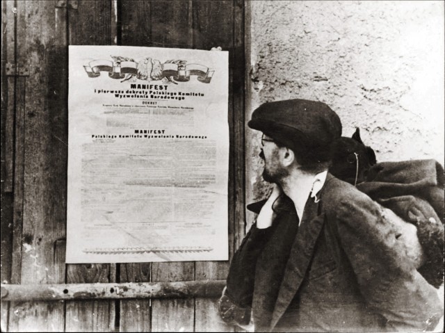 Mężczyzna czytający manifest PKWN, 1944 rok