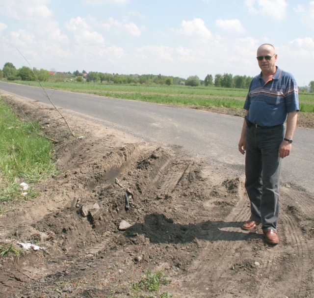 - Tir próbował wyjechać z tej podporządkowanej ulicy, zawiesił się i zablokował przejazd &#8211; pokazuje pan Krzysztof.