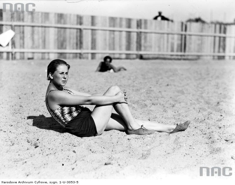 Plażowiczka podczas wypoczynku.