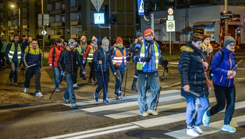 Setki bydgoszczan wyruszyły w Ekstremalną Drogę Krzyżową. W...